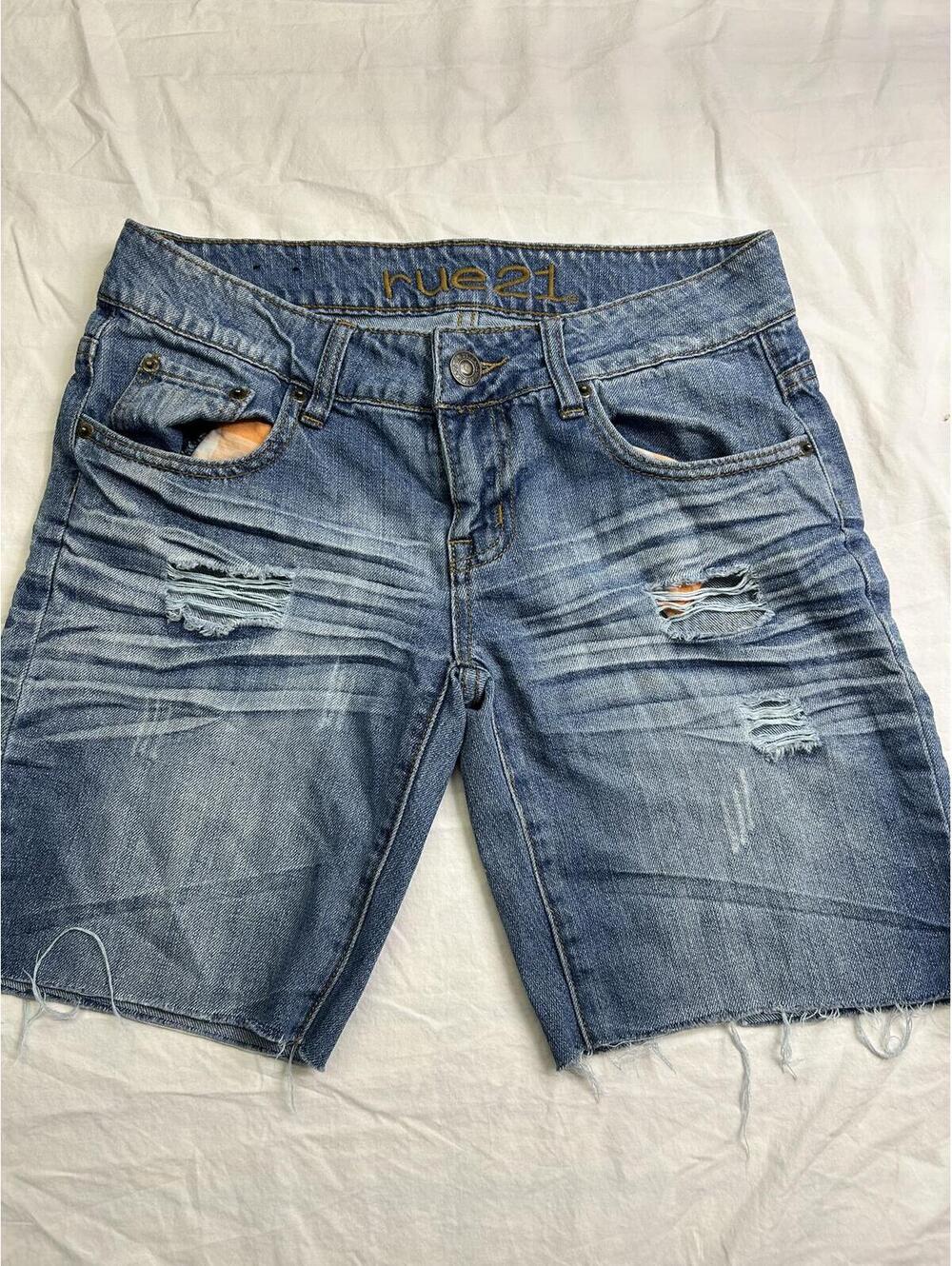 Rue 21 Distressed Cutoff Jean Shorts Juniors Sz 3/4 Lt. Wash Frayed Hem